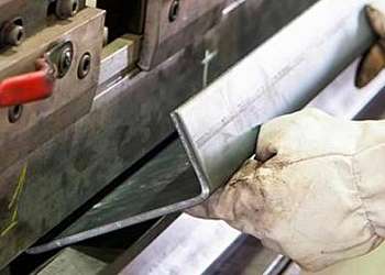 Corte e dobra de chapas metálicas Corte e dobra de chapas metálicas