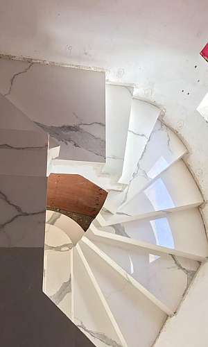 Revestimento de escadas em porcelanato Revestimento de escadas em porcelanato